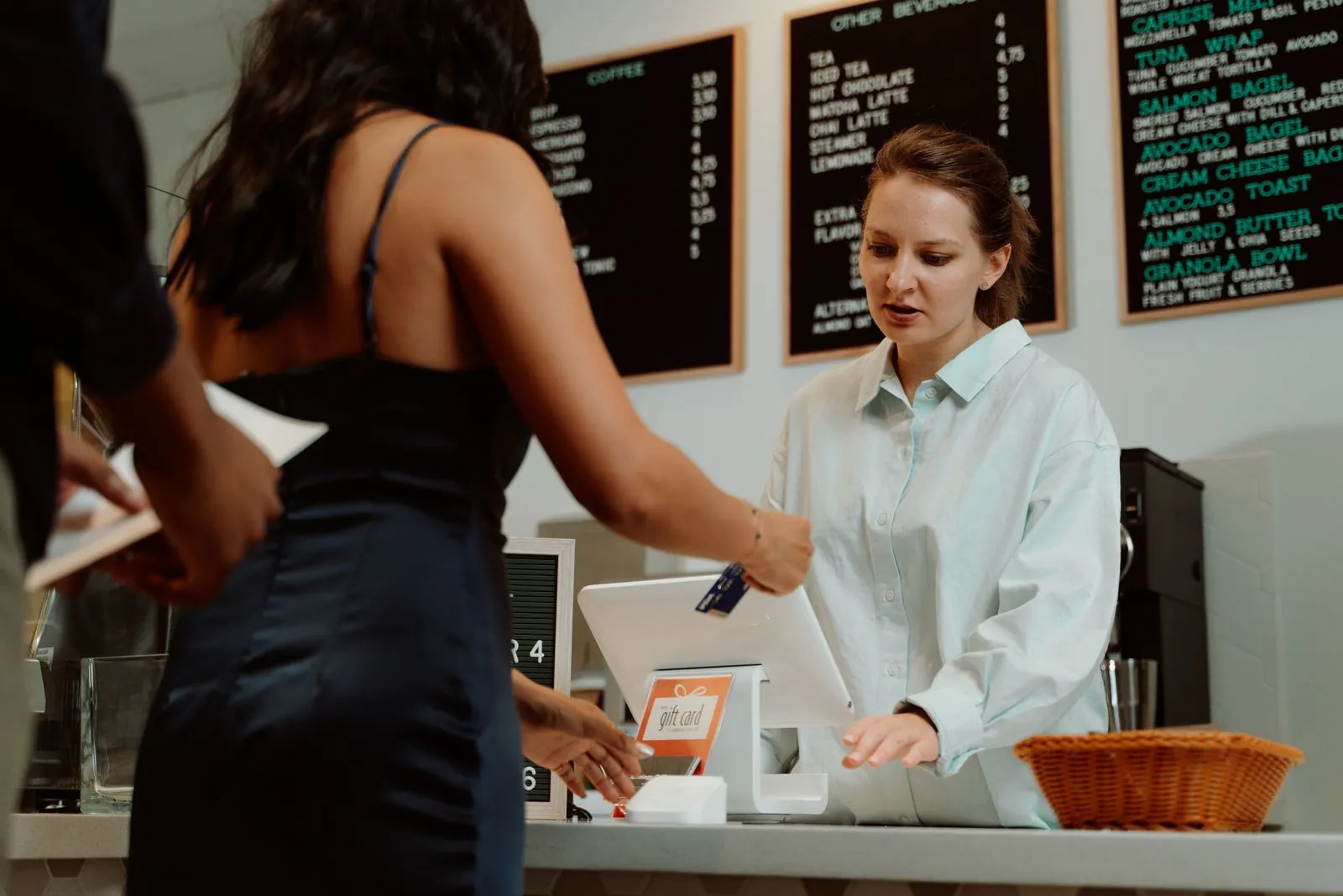Gast bezahlt seinen Kaffee mit dem Smartphone