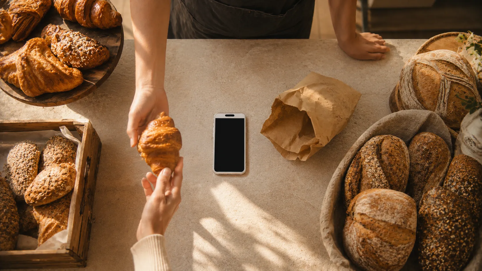 Beim Bäcker: Smartphone liegt griffbereit