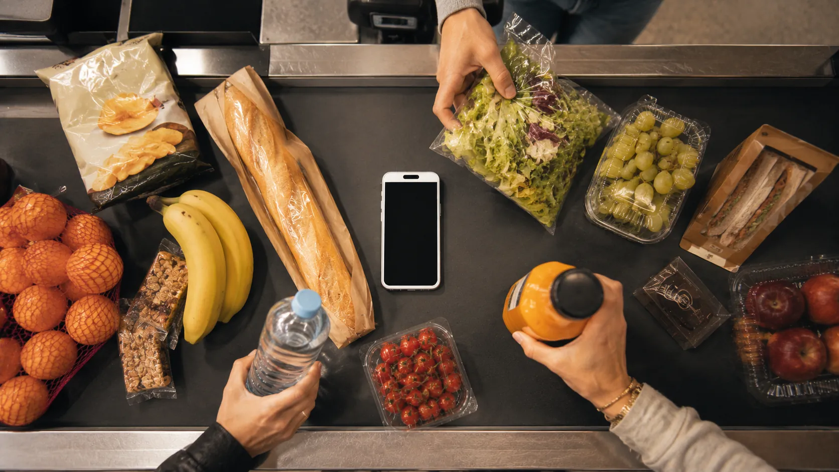 Im Kiosk: Smartphone liegt griffbereit