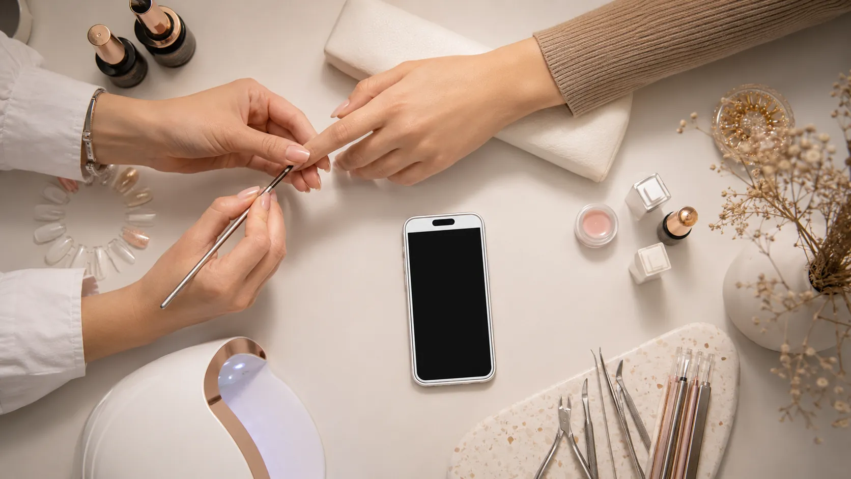 Im Nagelstudio: Smartphone liegt griffbereit