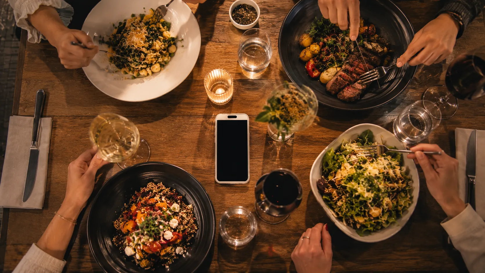 Im Restaurant: Smartphone liegt griffbereit