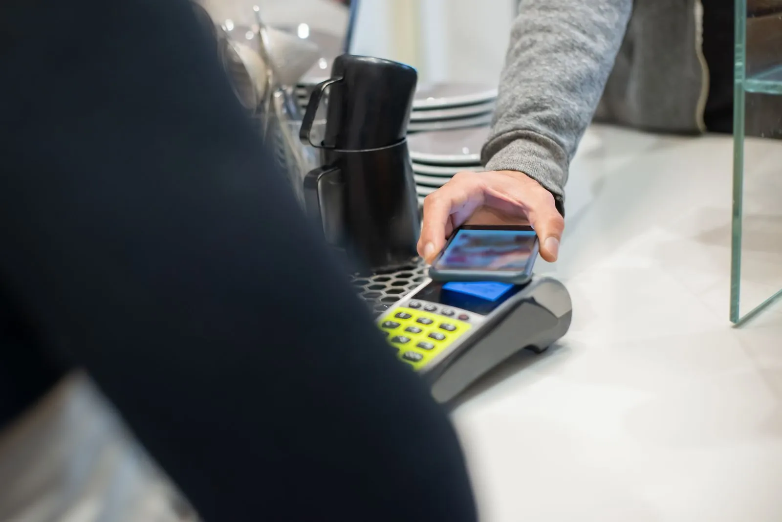 Gast bezahlt eine Bestellung mit dem Smartphone